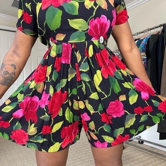 vintage floral jumpsuit romper. No pockets but ties in the back.  Size medium. - Picture 5 of 6